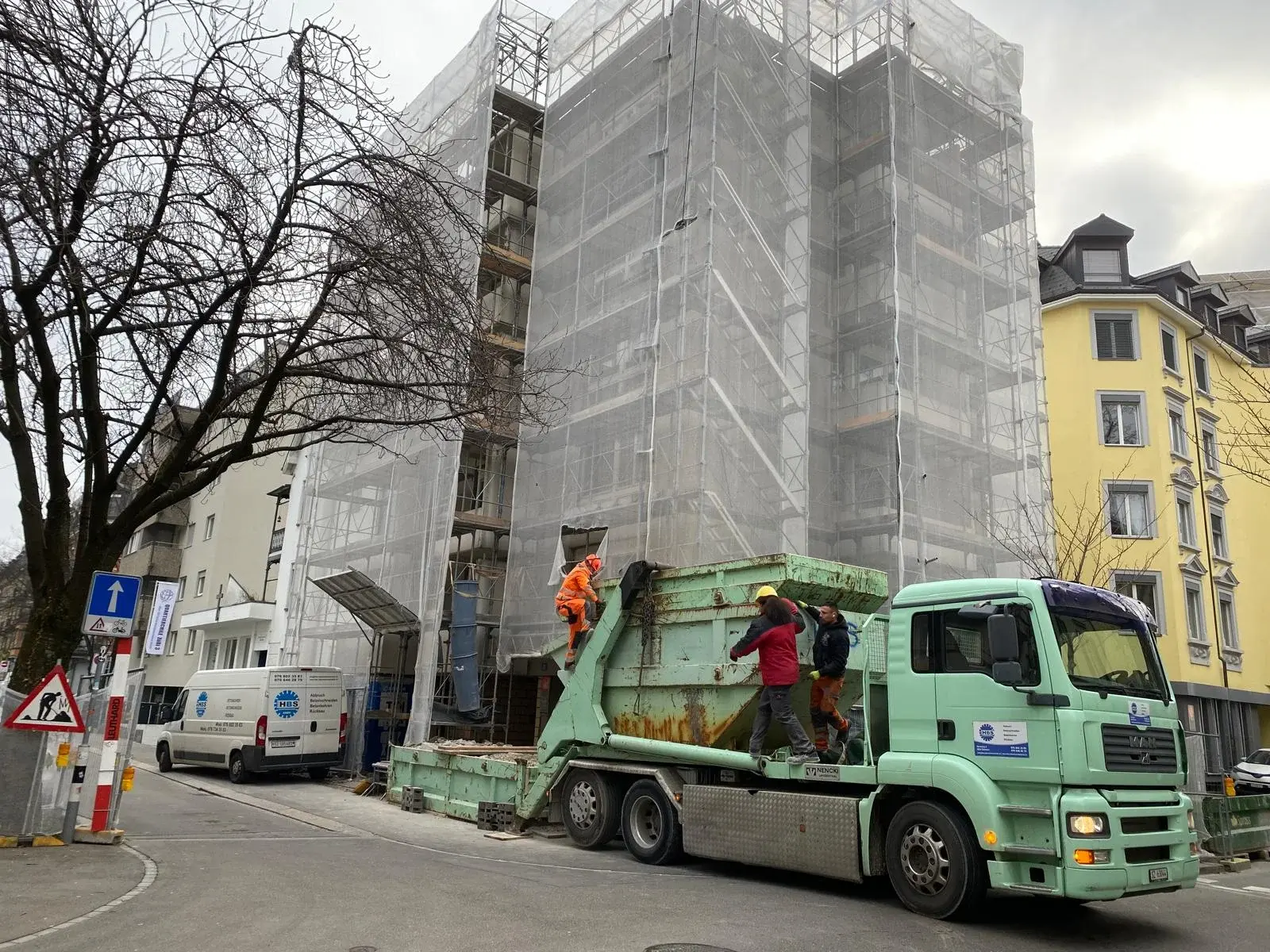 Baustelle mit Gerüst und Rückbauarbeiten der HBS Swiss AG